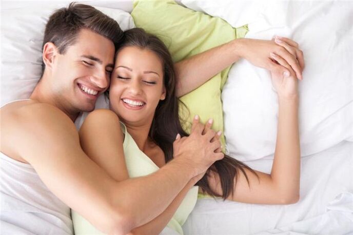 szczęśliwa para w łóżku